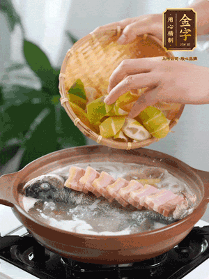 倒開水燉煮后轉移入砂鍋，淋料酒去腥、加少許鹽調味，再依次加咸肉、春筍燉煮15分鐘。