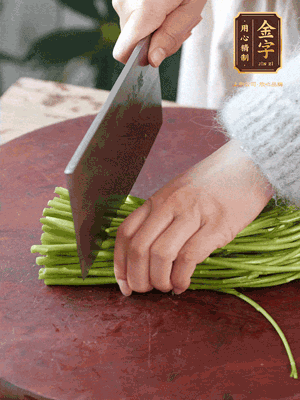 正嫩的藜蒿，掐頭去除根部，切小段