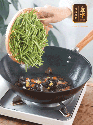 熱油煸香蒜末、姜粒、小米辣，再下臘肉煸炒出香味