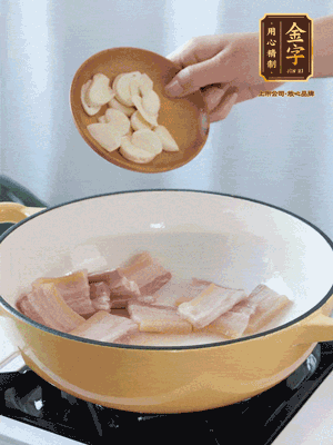 熱油下咸肉煸出香味，加蒜片、毛豆翻炒均勻