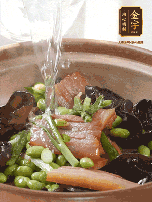 轉(zhuǎn)入砂鍋，加入開水、百葉結(jié)燉煮10分鐘