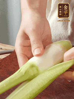 茭白去皮切絲，下鍋稍稍汆燙一下瀝干。