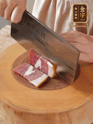 金字火腿切片，溫水浸泡5分鐘。