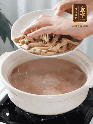 再下筍干段，加水、少許黃酒中火燉煮15分鐘。