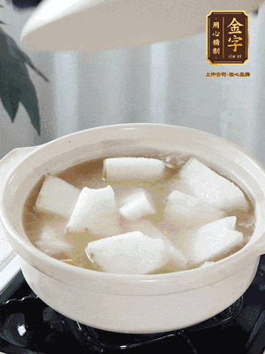 最后下冬瓜繼續(xù)燉煮10分鐘，撒上蔥花點(diǎn)綴。