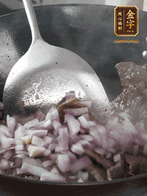 橄欖油熱鍋，牛肉丁炒至焦香狀態(tài)，下洋蔥丁翻炒出香味