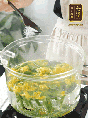 水開后，加鹽、黃瓜花焯水30秒