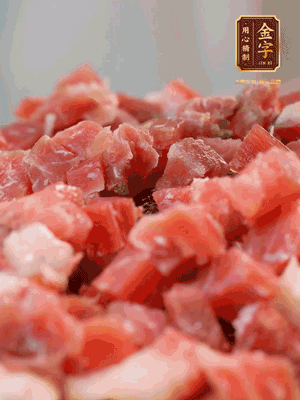 做月餅餡 火腿切成小丁，溫水浸泡5分鐘，上鍋蒸熟15-20分鐘，再將火腿丁、白砂糖、蜂蜜攪拌腌漬2小時(shí)
