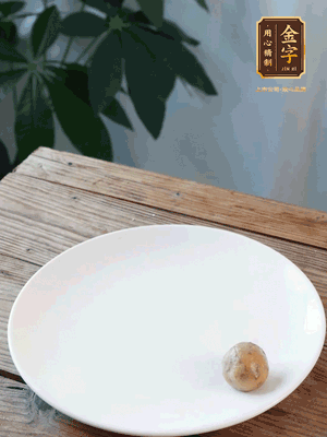 做水油皮、油酥 將油皮材料放入料盆中，加100ml水?dāng)嚢璩裳┗ㄆ瑺睢Ｔ诎赴迳戏磸?fù)揉搓成有一定筋度的光潔面團(tuán)，搓成14個(gè)團(tuán)子。
