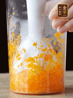 加玉米油、水怡、水揉搓成細(xì)膩的面團(tuán)。松弛半小時后，分成37g一個