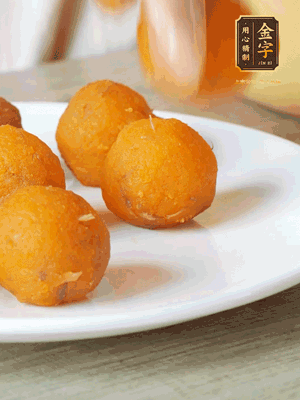 融化的黃油、芝士粉攪勻，加糖粉、蛋液、淡奶油、咸蛋黃攪勻，再加入玉米淀粉、奶粉拌勻，用不粘鍋炒至抱團(tuán)