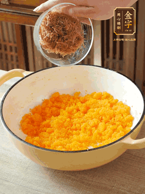 加火腿絲拌均，分成37g一個餡料，冷凍30分鐘