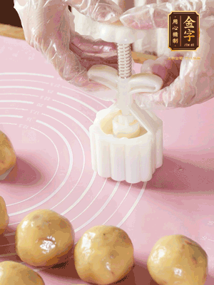 收緊虎口搓圓，裹上一層面粉，放入模具壓一壓