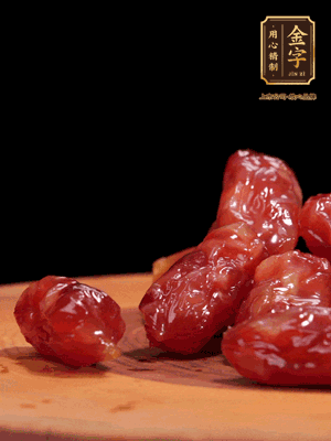 金字粒腸，一半切成片，一半保留整顆