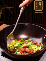 油熱下香腸炒至兩面微焦，下姜蒜、干辣椒、小米椒碎爆香