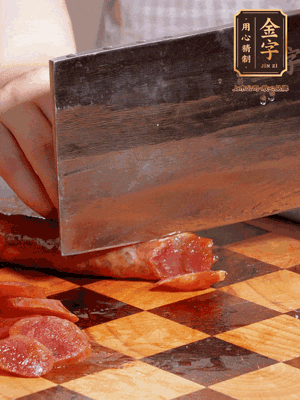 金字香腸煮熟，切片