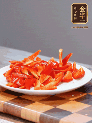 藕帶洗凈，斜切成小段備用、姜切絲、蒜切片、辣椒斜切，再切少許蒜