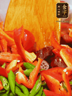 油熱后放入蒜末，下醬油肉煸香