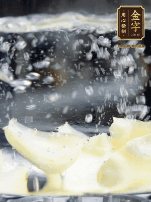 燒開一鍋水，甜豆米、百合燙10秒