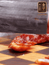 處理食材：香腸切片，土豆切塊、胡蘿卜切丁、豆角切段