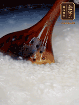 大米淘洗干凈，水開放入大米，煮3分鐘，煮到用手可以掐斷大米，撈出瀝干備用