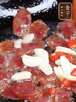 香腸煸香，加大蒜、小米辣增加香味