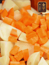 加土豆、胡蘿卜翻炒，隨后加入豆角、1勺鹽、1勺生抽、1勺蠔油、半勺老抽煸炒均勻