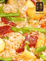 轉(zhuǎn)小火蓋上蓋子燜至水分收干，大概10分鐘