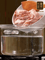 麻鴨切塊，冷水下鍋，加蔥姜、料酒焯水。撈出溫水洗凈