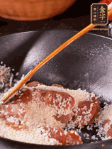 咸肉香腸下鍋煸出油脂香味，倒入洗凈的大米攪拌