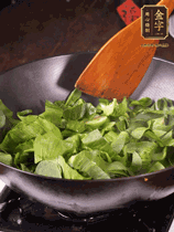 上海青切碎，用豬油炒到半熟