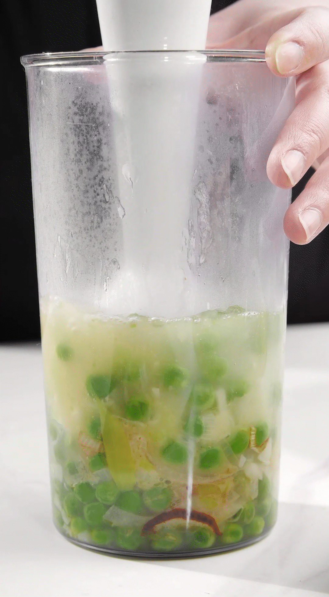 炒好的蔬菜+高湯或熱水，倒入破壁機(jī)攪打細(xì)膩絲滑即可。