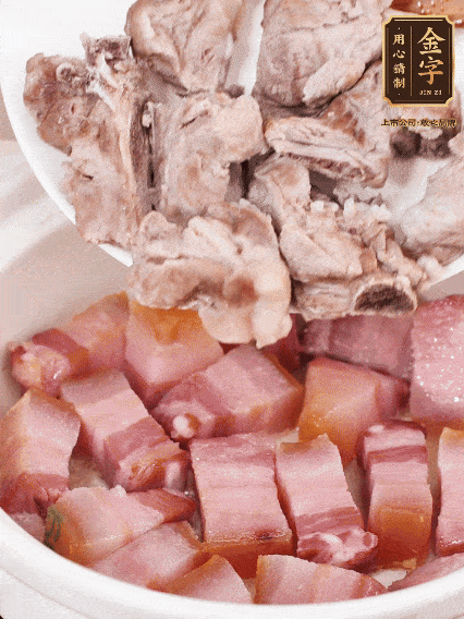 倒入開(kāi)水燉煮，大火燒開(kāi)后轉(zhuǎn)小火