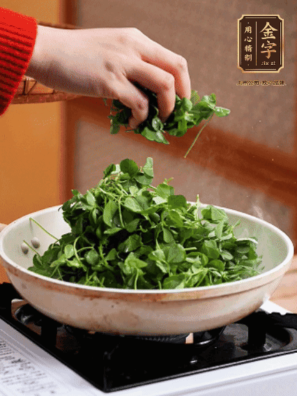 草頭摘洗干凈，撒上鹽，噴一點高粱酒，油熱后，旺火炒20秒