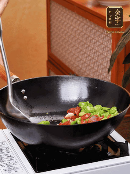 再放入蠶豆翻炒，加一點點醬油調(diào)味