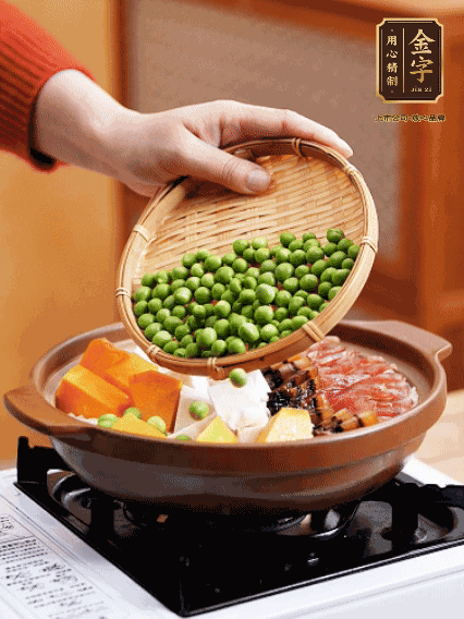 再鋪上臘腸、醬油肉、豌豆，小火煲6分鐘