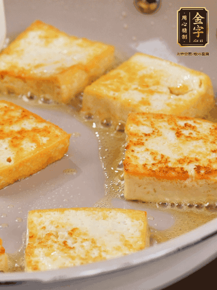 豆腐切片，兩面煎一下備用；春筍切段