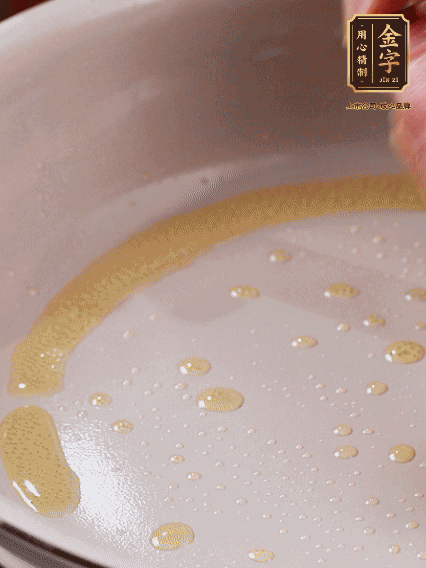 少許菜籽油，姜絲、咸肉煸出油脂香味