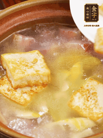 再放豆腐燉煮10分鐘，加豆瓣繼續(xù)煮2分鐘