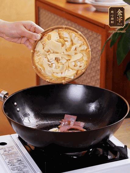 油熱，下蒜末、火腿煸炒出香味，再下筍片微微翻炒