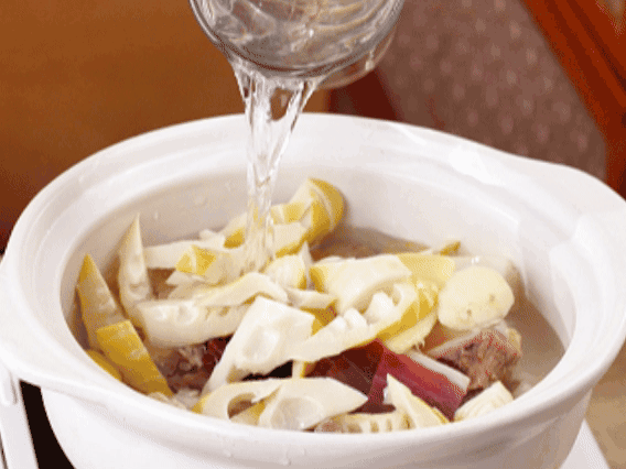 砂鍋中依次放入姜片、雞肉、春筍、火腿，加入足量的水，大火燒開后，轉(zhuǎn)小火燉40分鐘