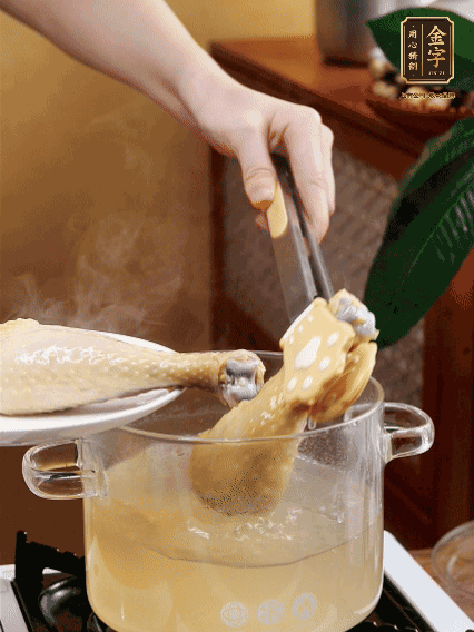 雞腿冷水下鍋，加蔥姜焯水，洗凈備用