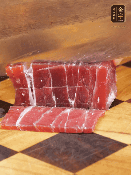 金字飄香火腿塊切片，溫水浸泡5分鐘