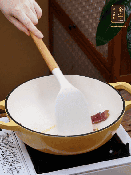 油熱，姜絲、火腿微微煸出香味