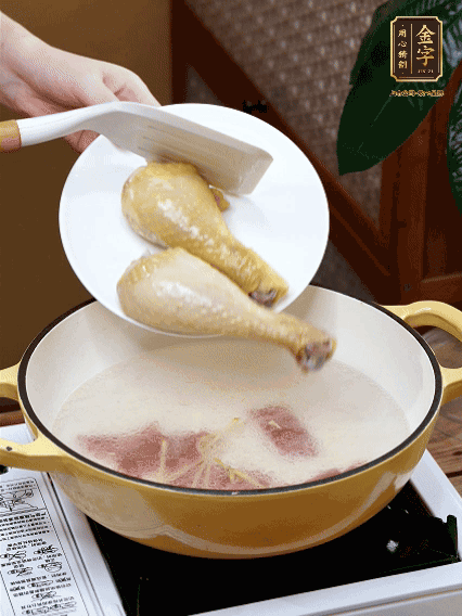 倒清水，放雞腿，大火煮開轉(zhuǎn)中小火煮20分鐘