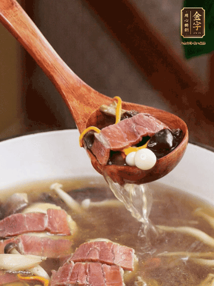 加羊肚菌、雞縱菌、蟲草花、海鮮菇、白玉菇再煮20分鐘