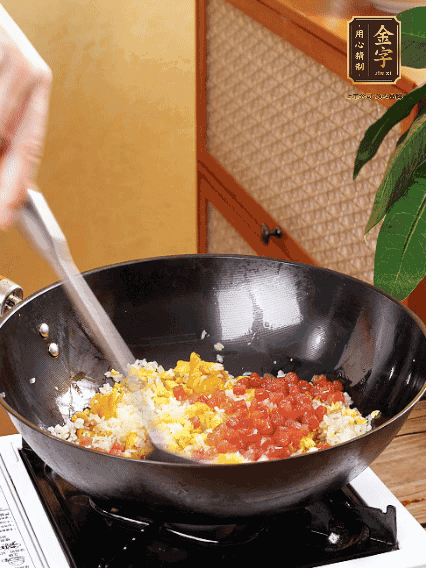 放隔夜飯攪散，加香腸，1勺生抽、半勺鹽調(diào)味。最后撒蔥花