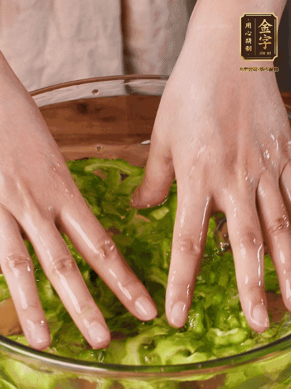 苦瓜去瓤切片，用鹽腌20分鐘，反復(fù)洗凈去苦味