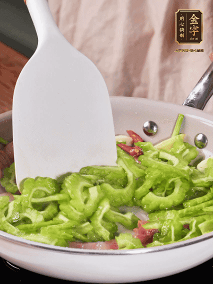 熱油，火腿、蔥姜、干辣椒煸香，再下苦瓜翻炒