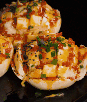 灑適量小蔥和黑芝麻，放入預(yù)熱的烤箱180度15分鐘。